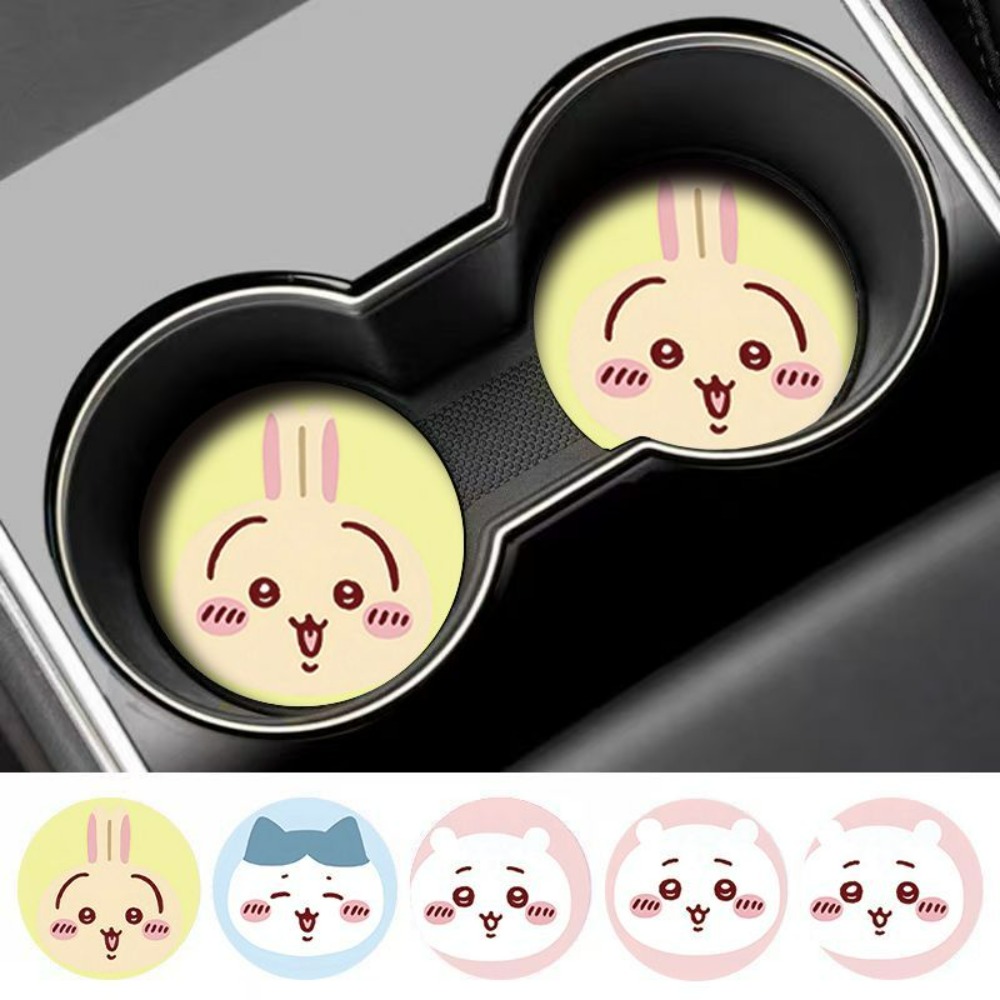 Interior Design Mockup - 2個入り ちいかわ 車用滑り止めカップマット 可愛い漫画風車内カップパッド 耐久性のある車内装飾 実用的なカーアクセサリー